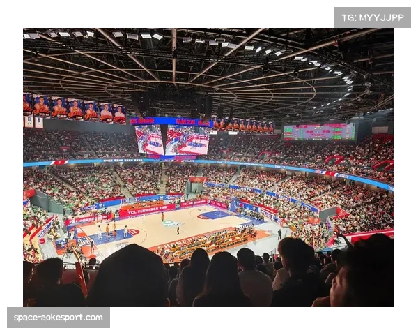 【2026年4月CBA联赛·赛中·聚焦特写：上海久事主场万名观众齐声倒计时，庆祝球队锁定季后赛